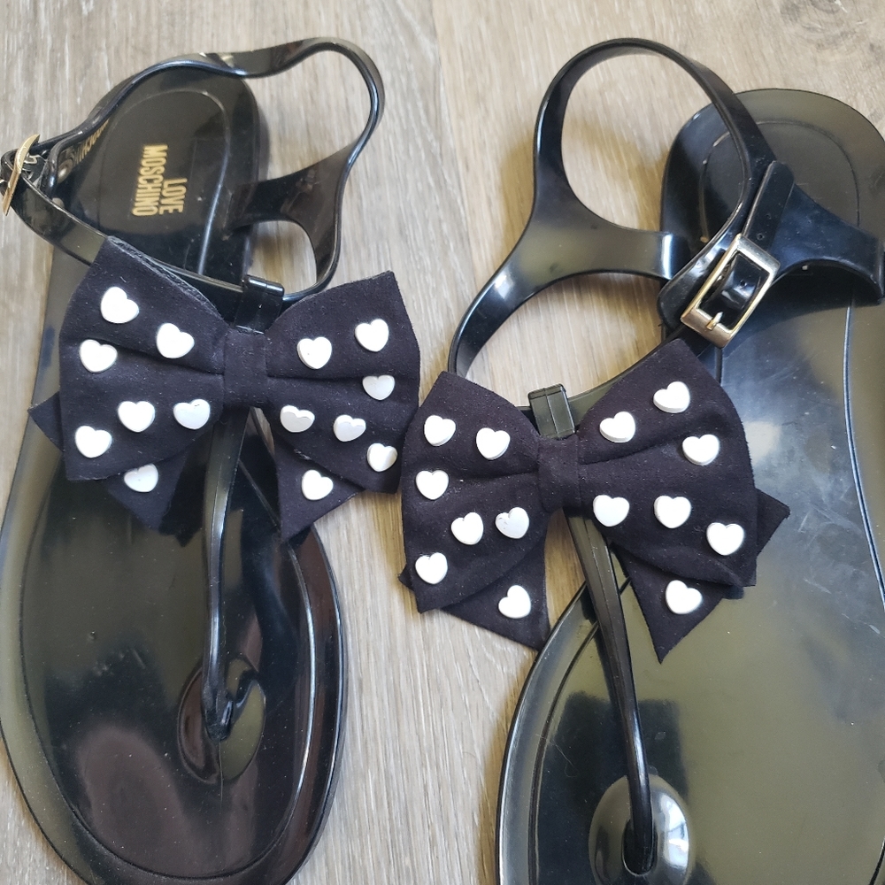 LOVE MOSCHINO HEART BOW JELLY T-STRAP SANDALS - Picture 4 of 11